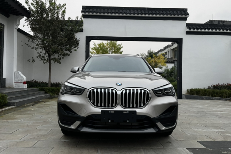 宝马X1 2022款 sDrive25Li 领先型车身外观6001