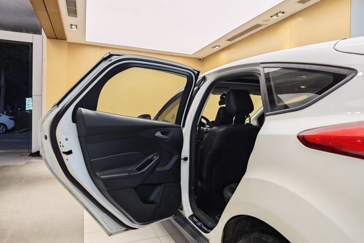 福特 福克斯 2015款 两厢 1.6L 自动风尚型车身外观6010