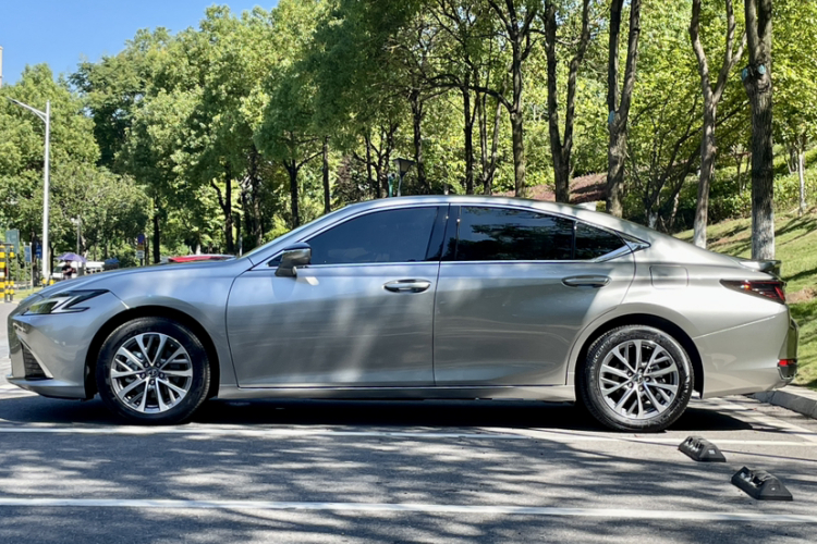 雷克萨斯ES 2025款 300h 臻享版车身外观6007