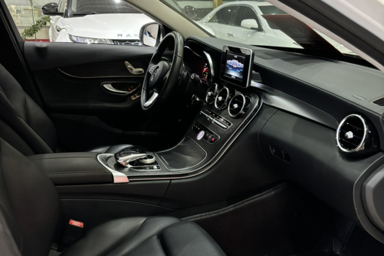 奔驰C级 2017款 改款 C 180 L 动感型运动版中控内饰7002