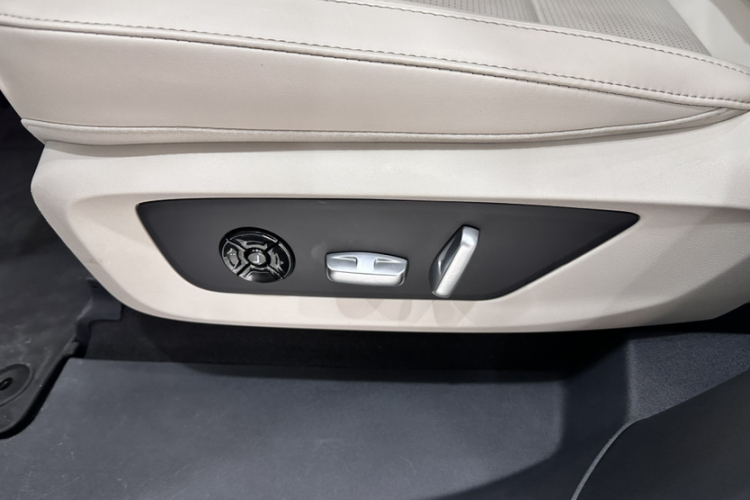 理想汽车 理想ONE 2021款 增程6座版局部细节9006