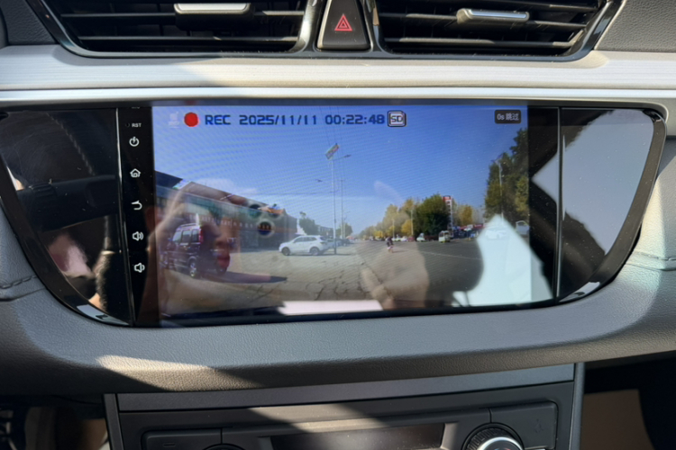 吉利汽车 帝豪 2018款 1.5L 手动向上互联版中控内饰7009