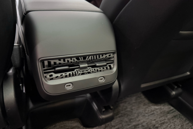 特斯拉 Model Y 2024款 后轮驱动版中控内饰7008