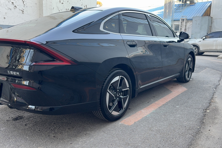 五菱汽车 五菱星光 2025款 610km 智能旗舰型车身外观6011