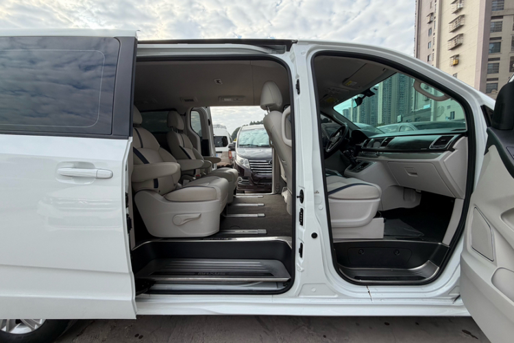 上汽大通MAXUS 大通G10 2021款 2.0T 手动精英版 柴油 7座中控内饰7008