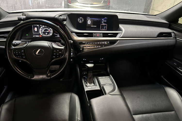 雷克萨斯ES 2018款 200 卓越版 国V中控内饰7001