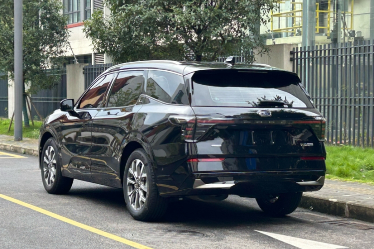 福特 2023款 锐界L 2.0T EcoBoost E混动四驱七座至尊型车身外观6005