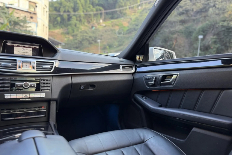 奔驰E级 2015款 E 320 L 运动型中控内饰7003