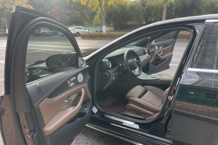 奔驰E级 2022款 改款 E 260 L 运动型中控内饰7002