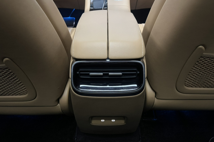 鸿蒙智行 问界M5 2022款 增程四驱性能版中控内饰7010