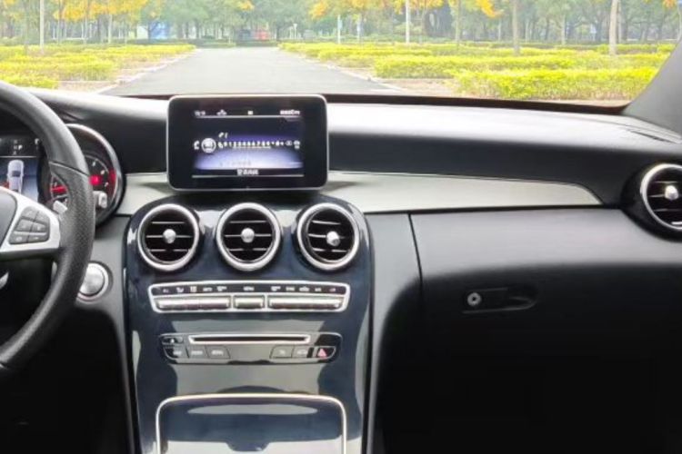 奔驰C级 2018款 C 200 运动版局部细节16