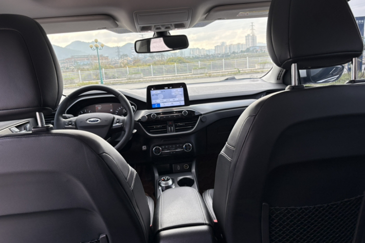 福特 福克斯 2019款 三厢 EcoBoost 180 自动锋潮型中控内饰7010