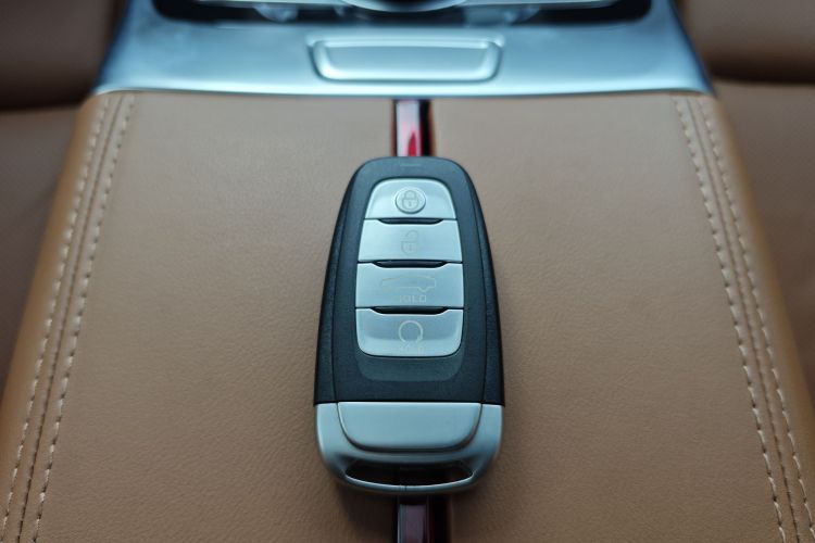 红旗H9 2020款 2.0T 智联旗畅版中控内饰7006