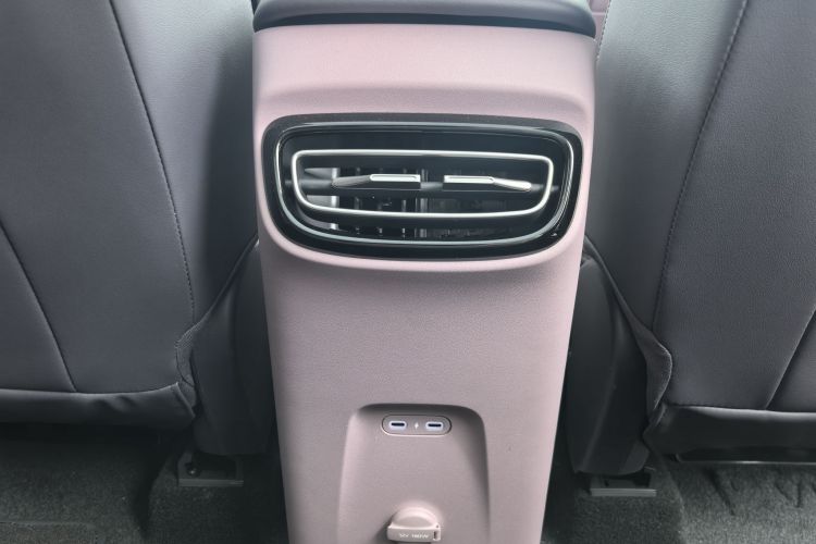 红旗天工06 2025款 520 智选版中控内饰7005