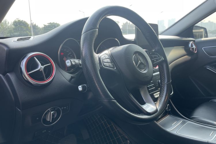 奔驰GLA 2018款 GLA 200 动感型中控内饰7010