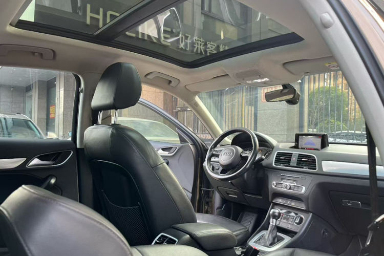 奥迪Q3 2017款 30 TFSI 风尚型中控内饰7005