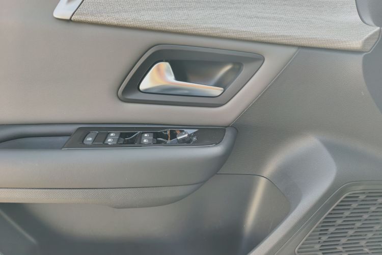 雪铁龙 凡尔赛C5 X 2023款 1.6T 享不凡中控内饰7002