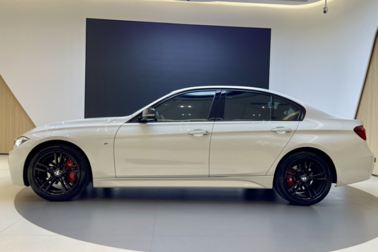 宝马3系 2019款 320i M运动曜夜版车身外观6005