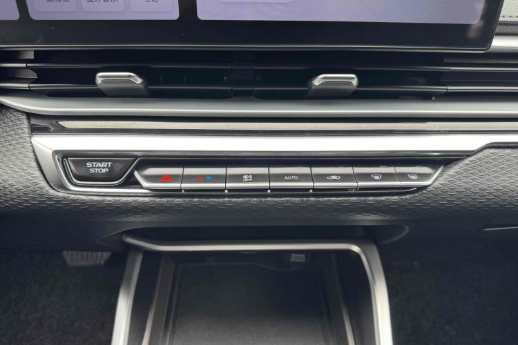 吉利汽车 帝豪 2023款 第4代冠军版 1.5L CVT尊贵型中控内饰7009