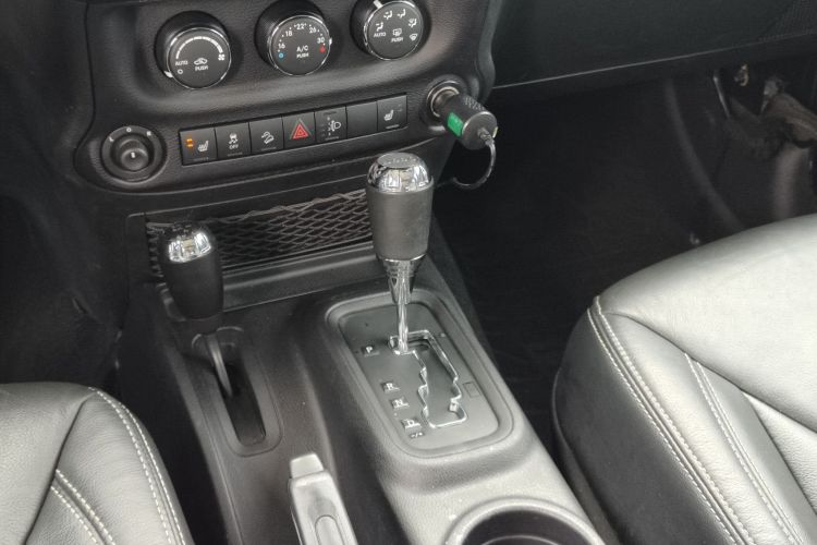 Jeep 牧马人 2015款 3.0L Sahara 四门舒享版中控内饰7006