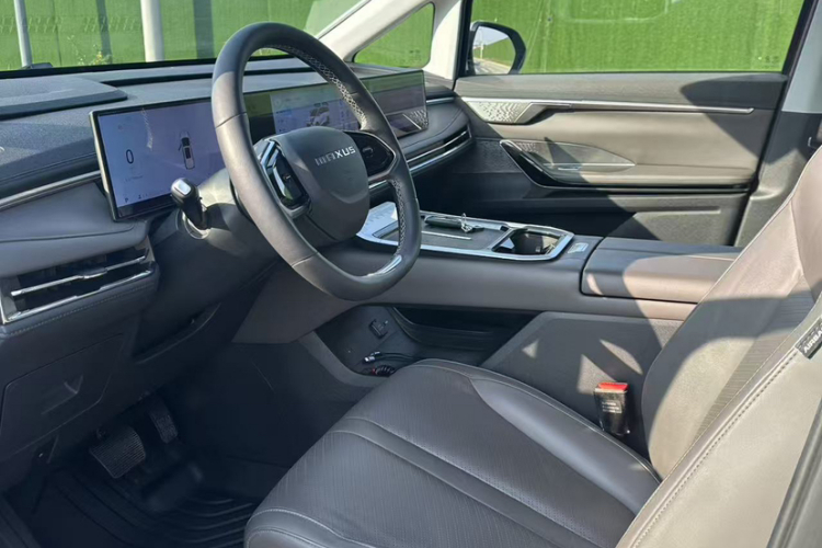 上汽大通MAXUS 大通G70 2024款 2.0T 自动旗舰版 7座中控内饰7004