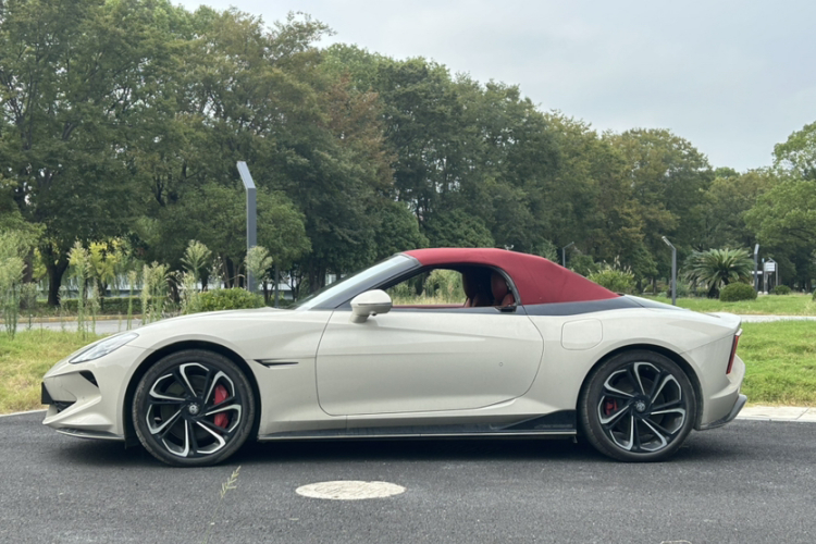 名爵 MG Cyberster 2024款 520km 传奇四驱红篷版车身外观6002