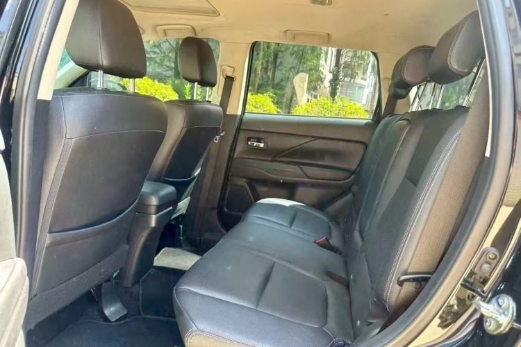 三菱 欧蓝德 2016款 2.4L 四驱豪华版 7座中控内饰7005