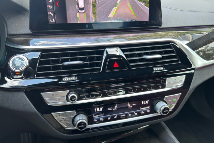 宝马5系 2019款 530Li 尊享型 M运动套装中控内饰7011