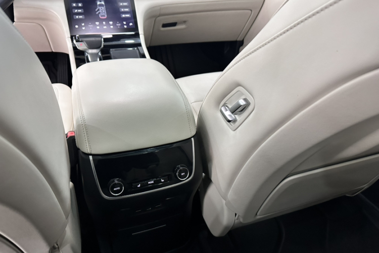 理想汽车 理想ONE 2021款 增程6座版局部细节9007