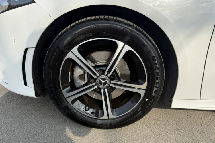 奔驰A级 2022款 改款三 A 200 L 运动轿车时尚型车身外观6009