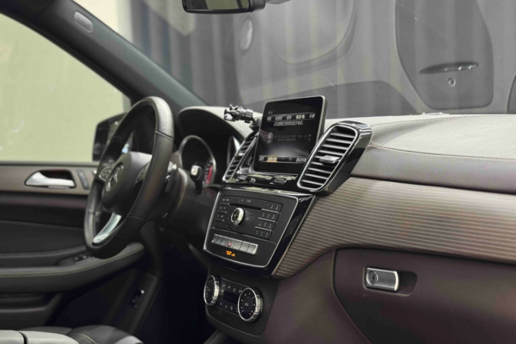 奔驰GLE 2019款 GLE 320 4MATIC 动感型臻藏版局部细节9009