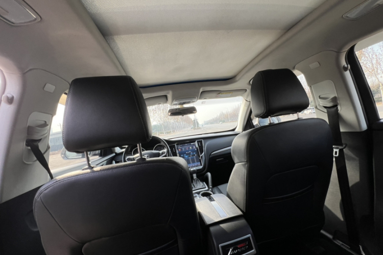 众泰SR7 2016款 1.5T CVT魔方之心版 国IV中控内饰7005