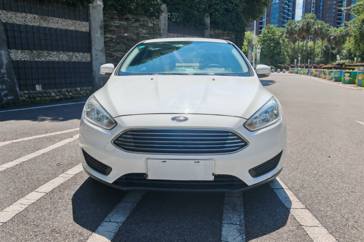 福特 福克斯 2018款 三厢经典 1.6L 自动舒适型智行版车身外观6001