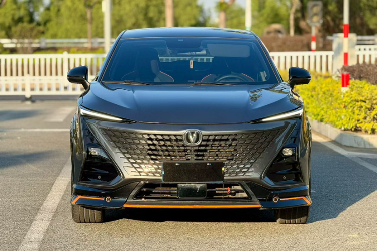 长安UNI-T 2022款 1.5T 运动版 尊贵型车身外观6001