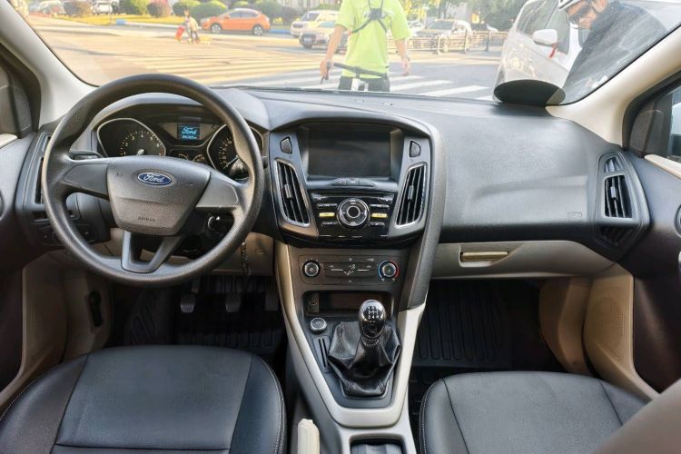 福特 福克斯 2017款 三厢 1.6L 手动舒适型智行版中控内饰7003