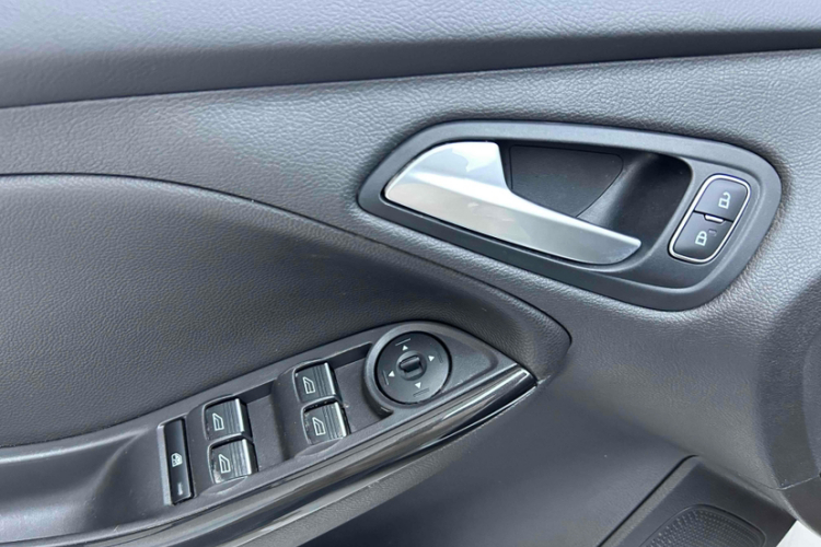 福特 福克斯 2020款 两厢经典 1.5L 自动风尚型中控内饰7004