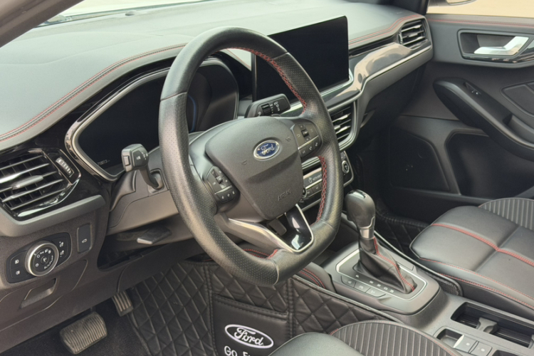 福特 福克斯 2022款 三厢 EcoBoost 180 自动ST Line中控内饰7004