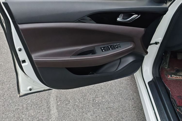 长安 逸动DT 2019款 1.6L 手动舒享型 国VI中控内饰7010