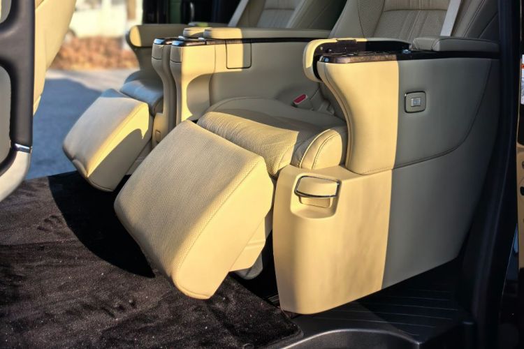 丰田 威尔法 2021款 皇冠 双擎 2.5L HV至尊版局部细节9014