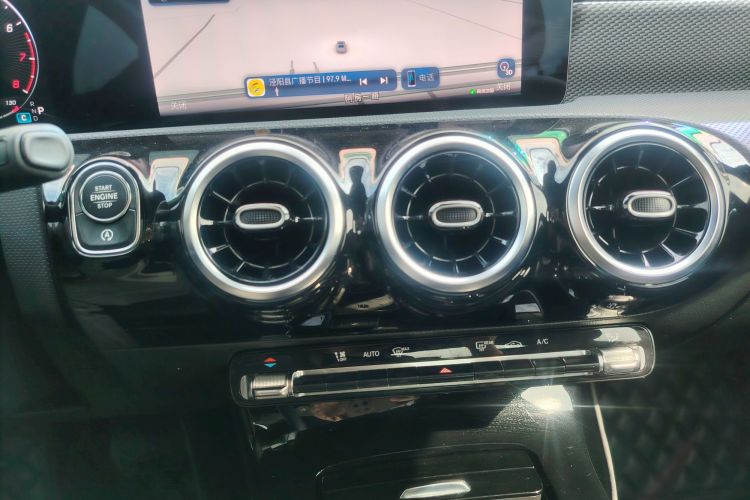 奔驰A级 2023款 A 180 L中控内饰7010