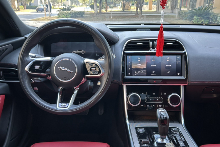 捷豹XEL 2022款 2.0T 250PS R-DYNAMIC S进取运动版中控内饰7004
