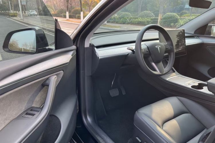特斯拉 Model Y 2023款 长续航全轮驱动版中控内饰7007