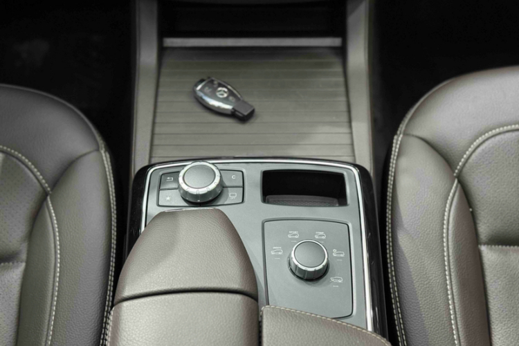 奔驰GLE 2019款 GLE 320 4MATIC 动感型臻藏版局部细节9012