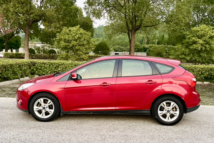 福特 福克斯 2012款 两厢 1.6L 自动风尚型车身外观6006