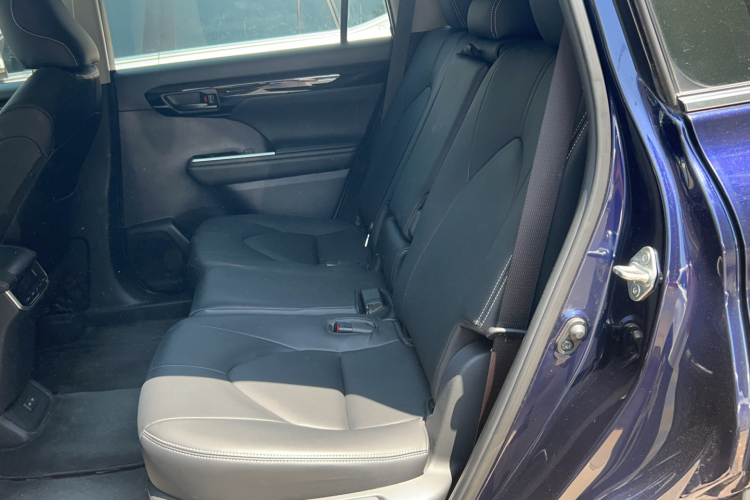 丰田 汉兰达 2022款 双擎 2.5L 两驱精英版 5座中控内饰7001