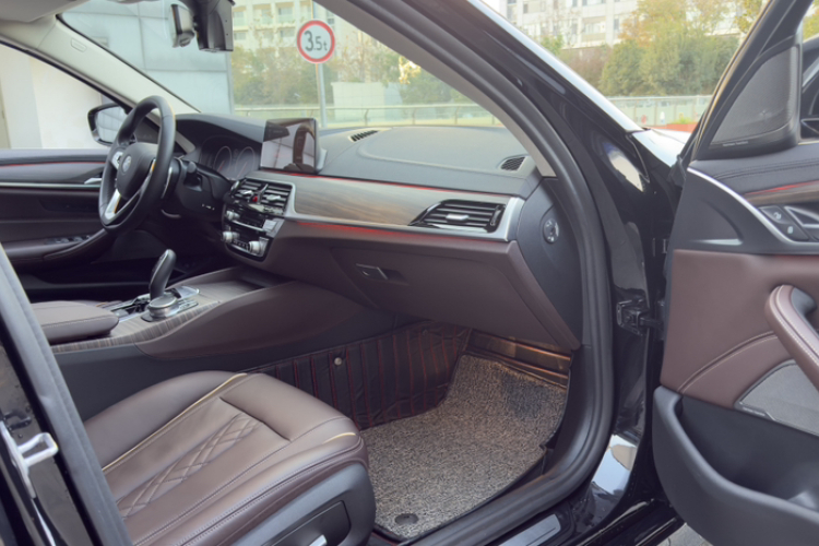 宝马5系 2019款 改款 530Li 尊享型 豪华套装中控内饰7015