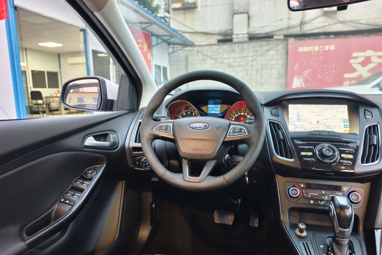 福特 福克斯 2015款 三厢 1.6L 自动风尚型中控内饰7003