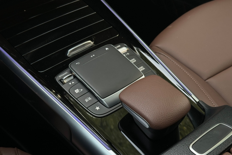 奔驰GLB 2023款 GLB 220 动感型中控内饰7001