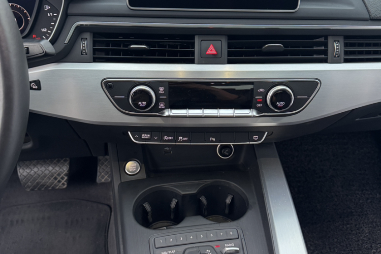 奥迪A4L 2018款 30周年年型 40 TFSI 时尚型局部细节16