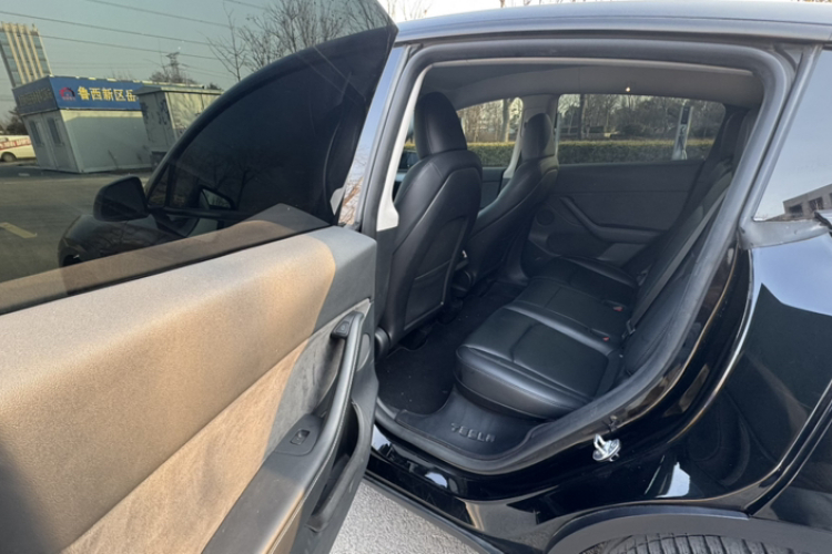 特斯拉 Model Y 2023款 长续航全轮驱动版中控内饰7005